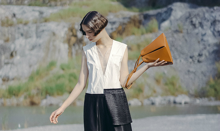 不要再背烂大街的双肩包了,别再背烂大街的轻奢包