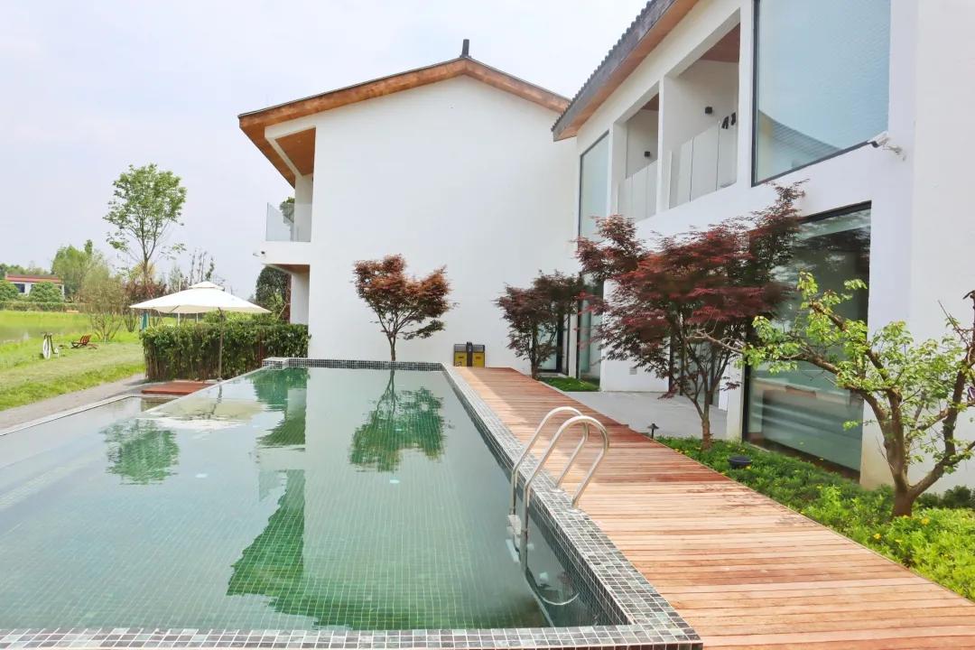 「觅趣小镇新都·原舍绿茵」湖畔泳池，畅玩斑竹园足球音乐小镇