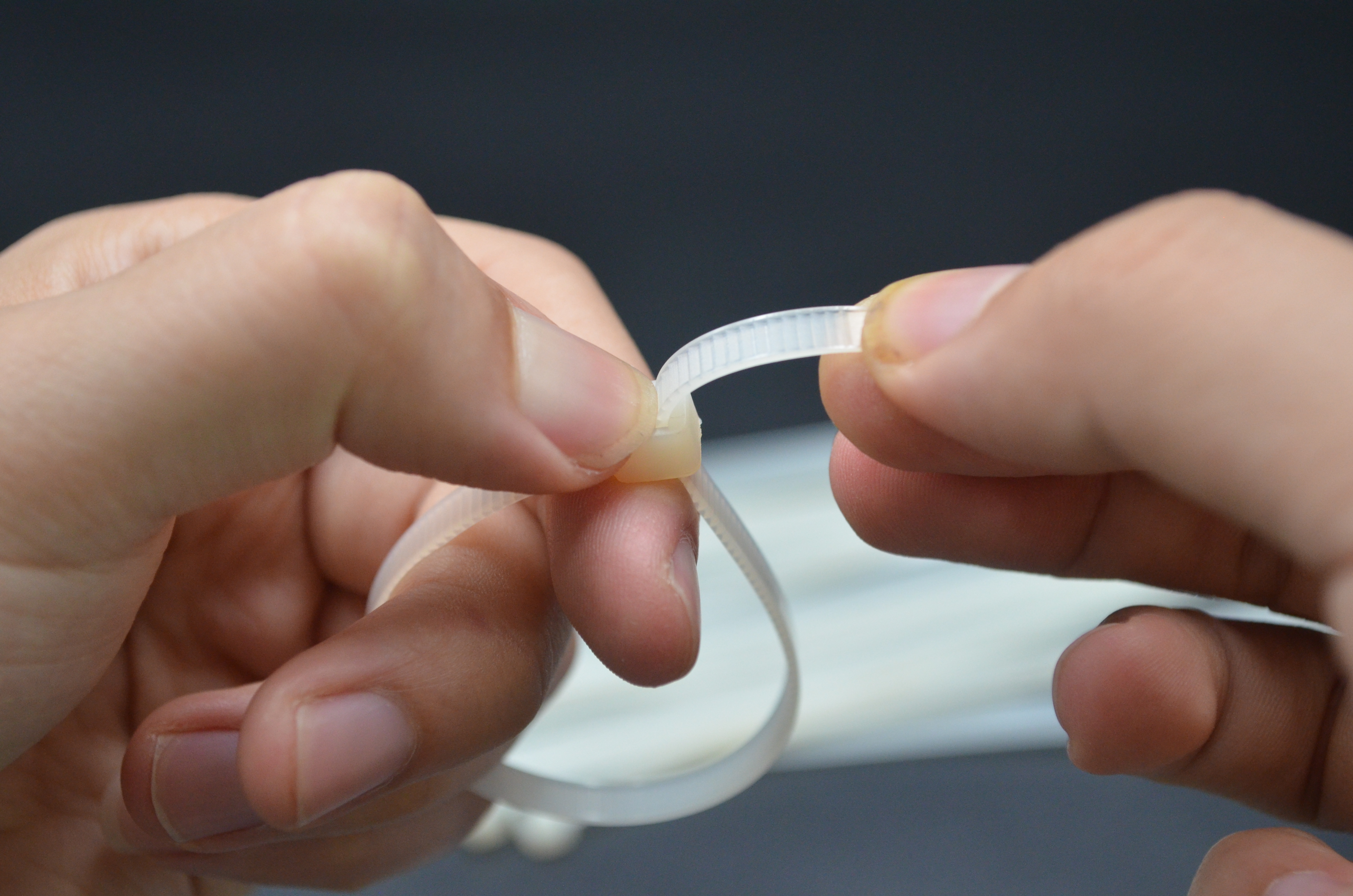 解开扎带真简单，用手碰一下这个地方，1秒就解开，看完涨知识了