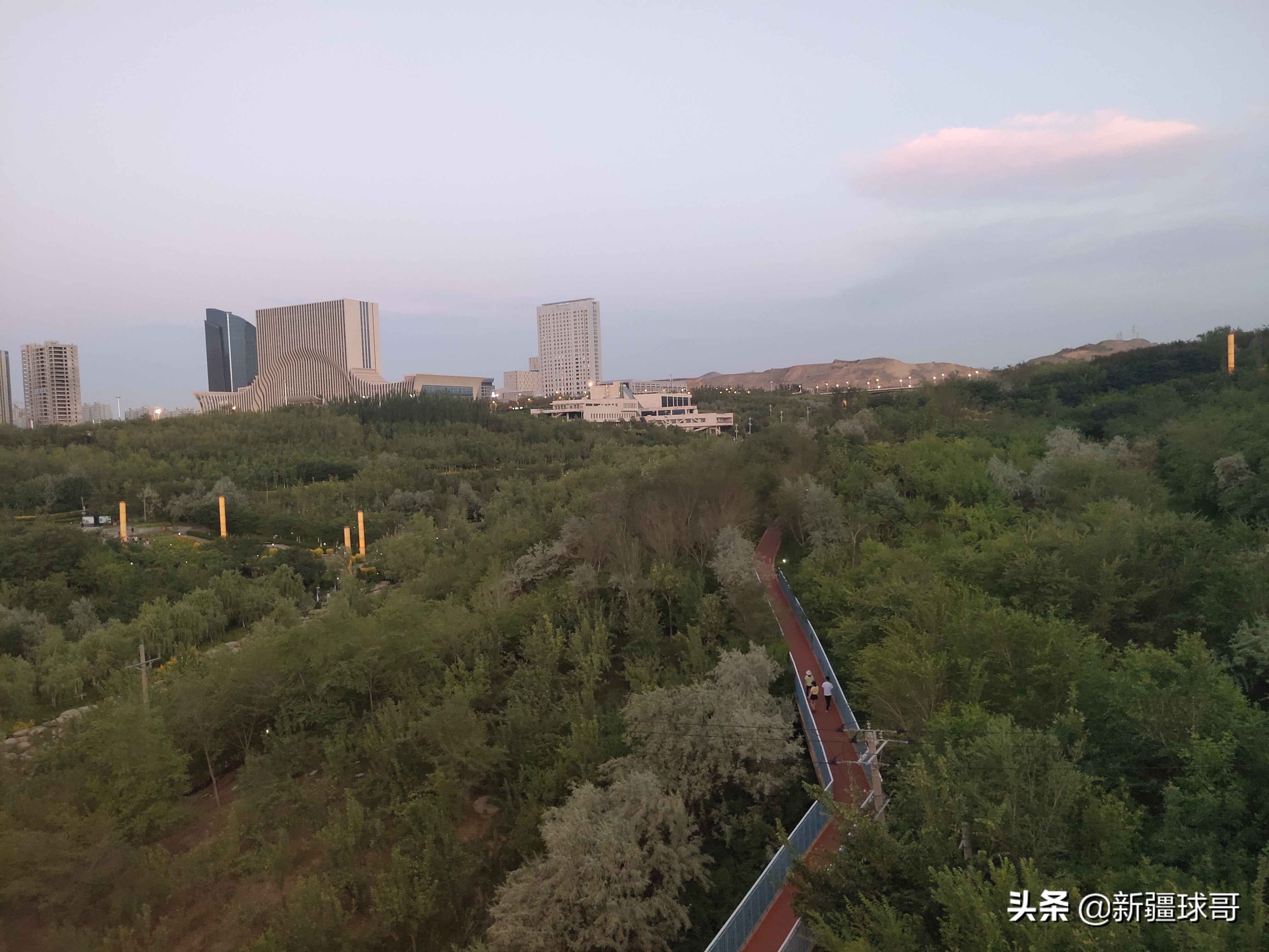 乌鲁木齐会展中心和经开区,乌鲁木齐会展新区和高铁新区比较