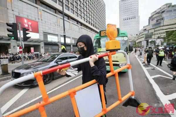 最新：香港警方旺角清场！暴徒竟拆*旗国**升“独”旗
