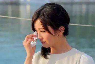 生娃后老公一年没碰我，却搂着别的女人当面羞辱我