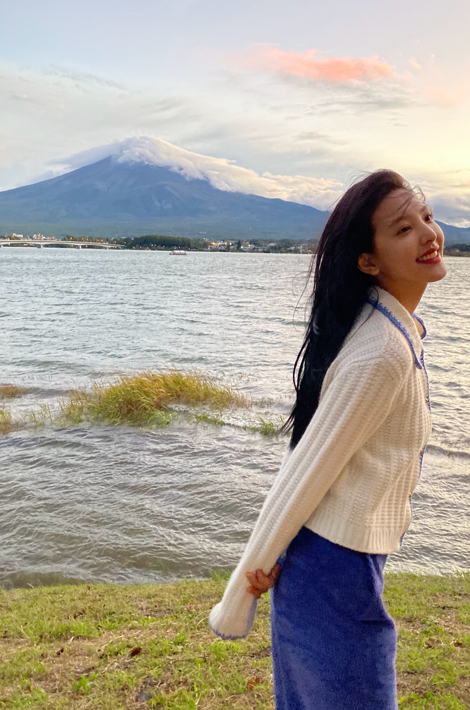 章若楠穿黑色马甲照片,章若楠穿搭生活照