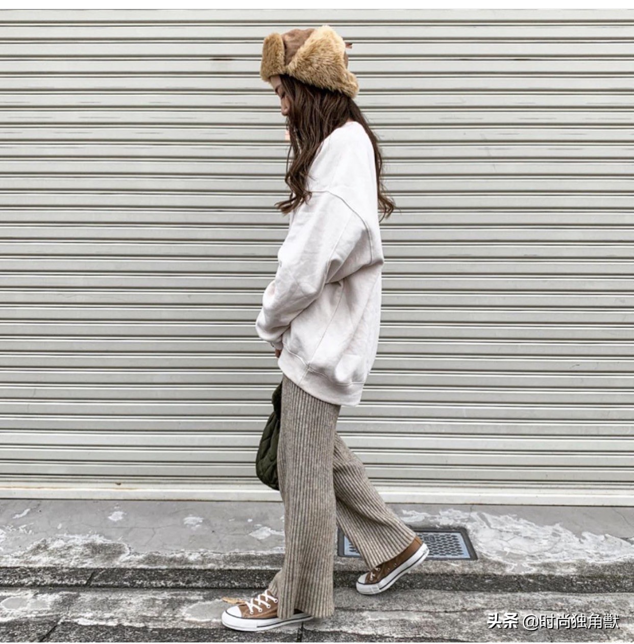 冬季温暖毛绒穿搭既少女又软萌,让秋冬内搭也穿出时髦感