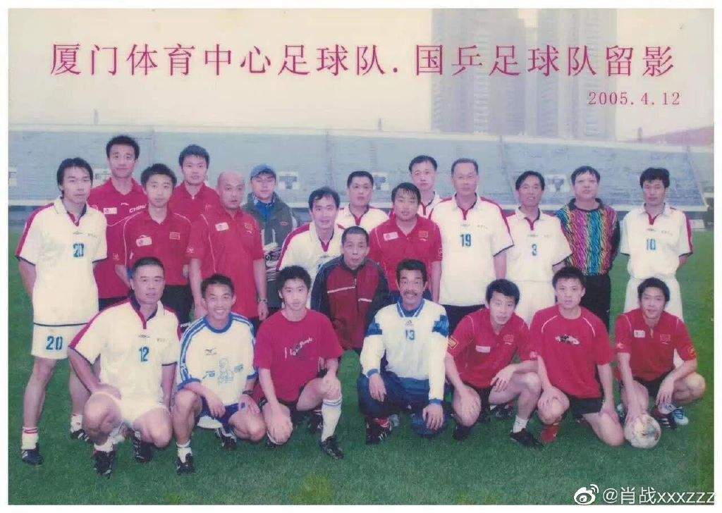 国乒教练年轻颜值照片,张继科踢足球沙滩