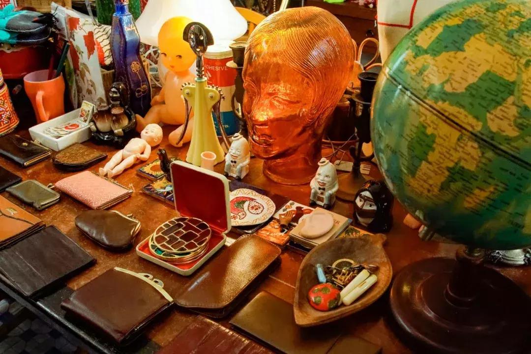 香港年轻人一辈子买不起房，把破出租屋改成复古小窝