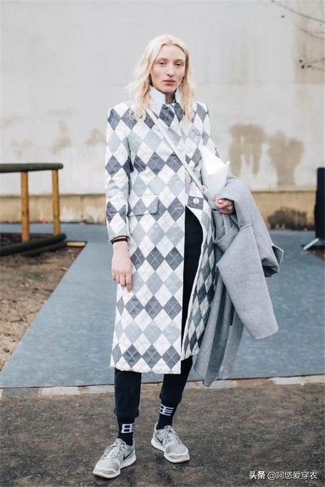 中长款风衣穿搭什么鞋,今年流行风衣运动鞋