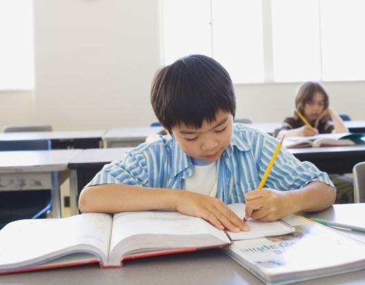 小孩不爱写作业到底该怎么办才好,孩子不爱写作业字也写不好咋办