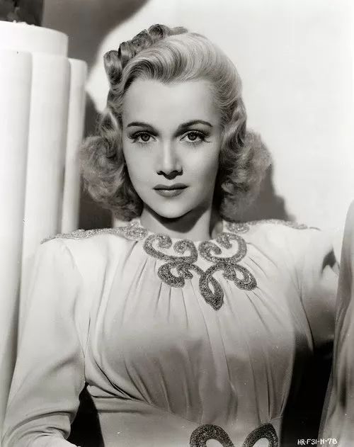 梦露最早的封面照,梦露一开始是金发吗