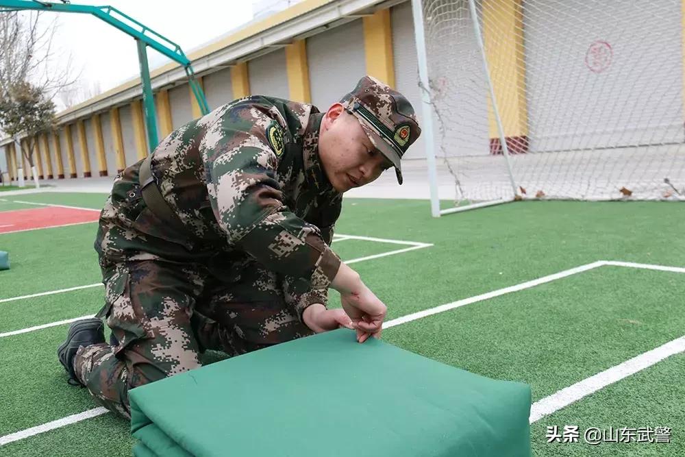 四折军被叠法小技巧,四折军被的叠法图