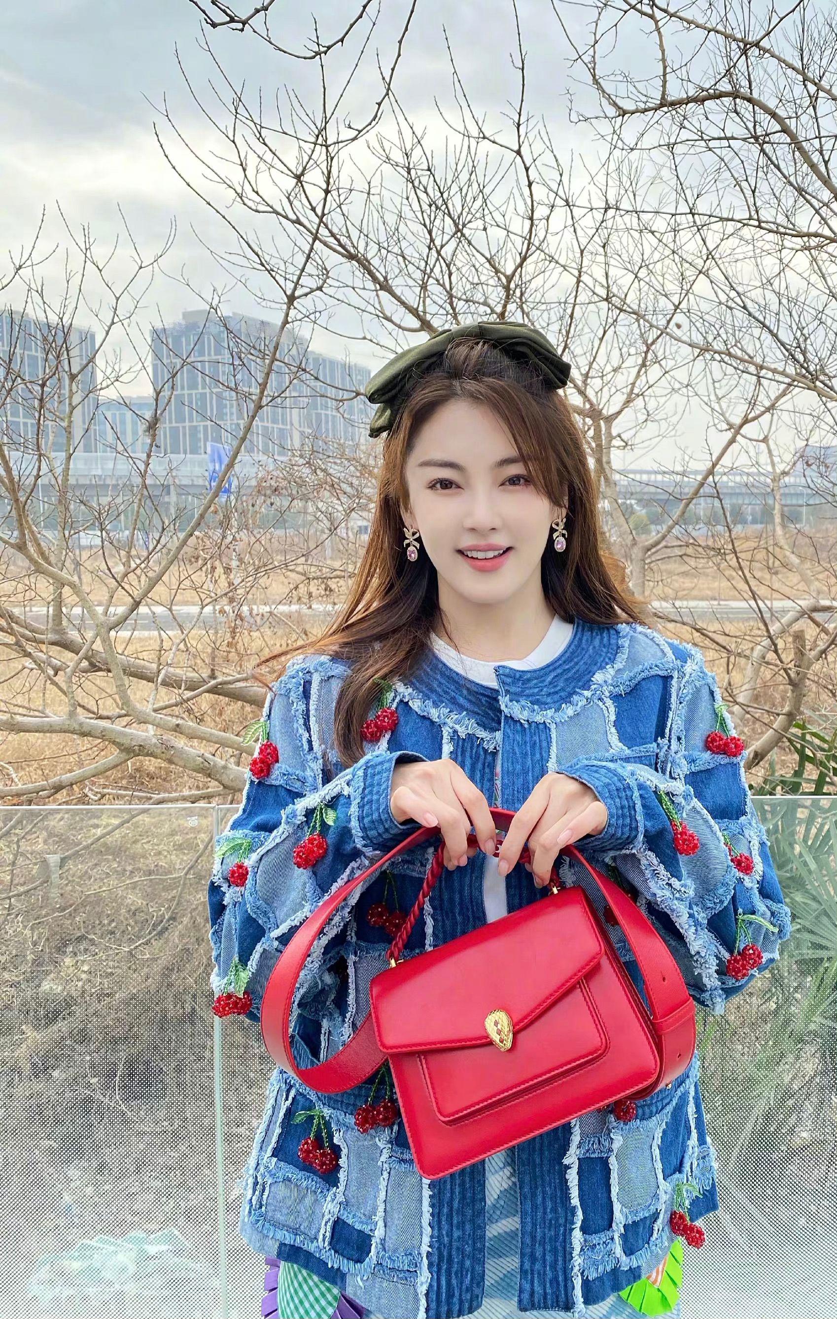 张雨绮走红毯绿色深v抹胸礼服,张雨绮穿玫红色大v礼服走红毯