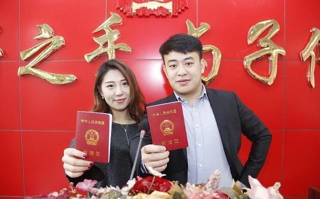 结婚宴席上婆婆羞辱亲家,婚礼上公婆看不起亲家直接打起来