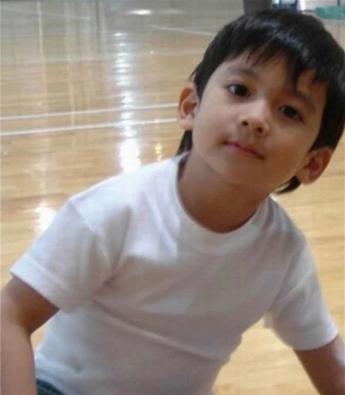 景岗山一对子女长大了!童年长相似混血,如今却颜值下滑成路人?