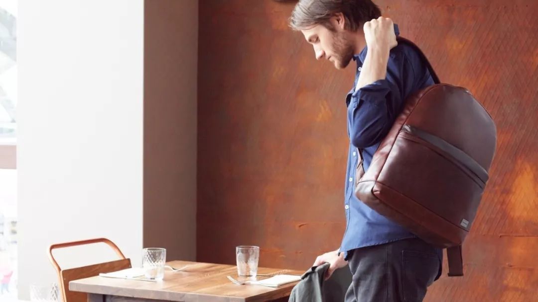 职业女性背什么包见客户,双肩包可以背一个肩膀