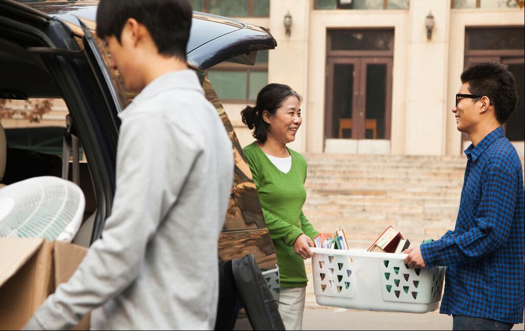 大学生放寒假为什么有的在学校,大学生放假回家待在家里被嫌弃