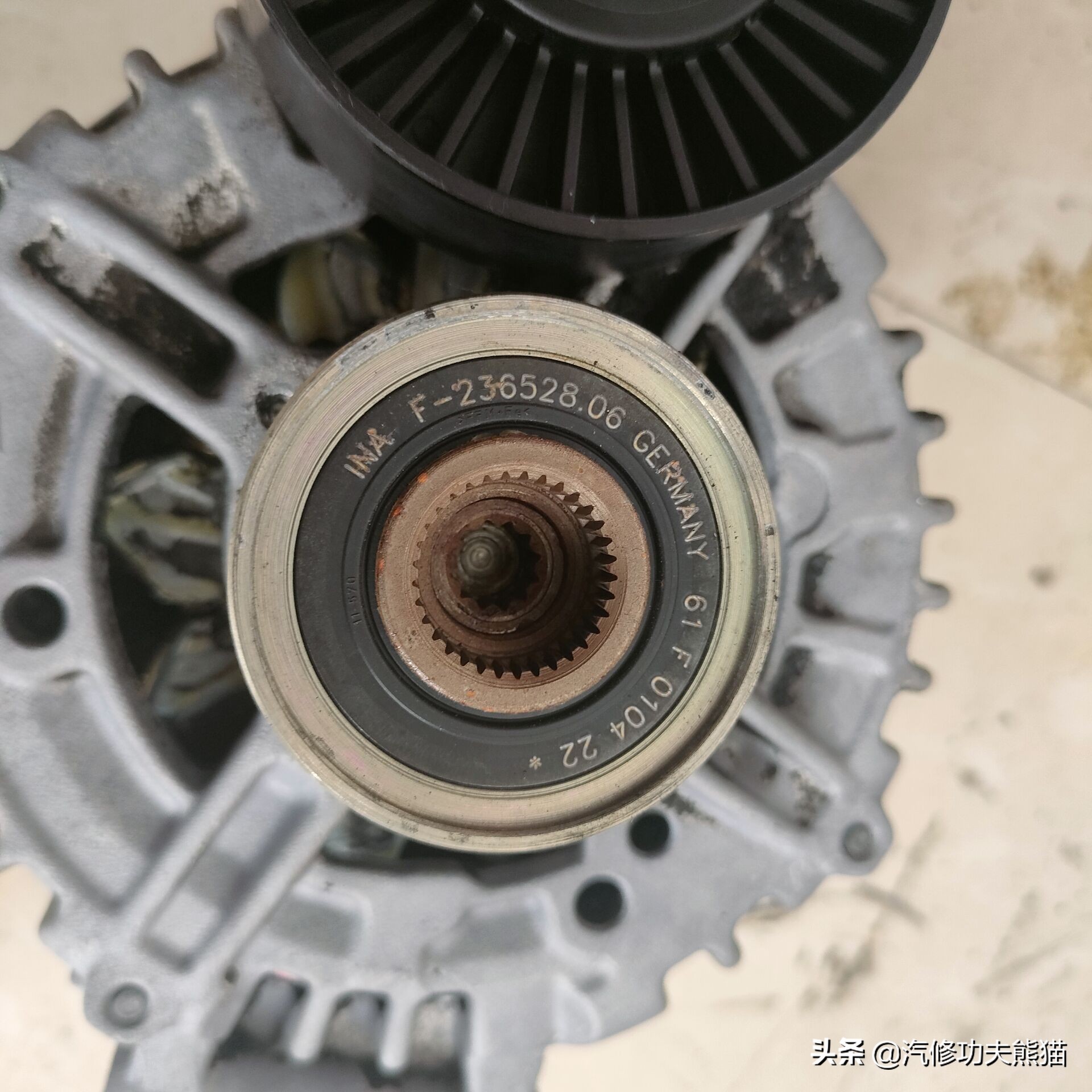 宝马e90325i2007款,宝马e90漏机油通病