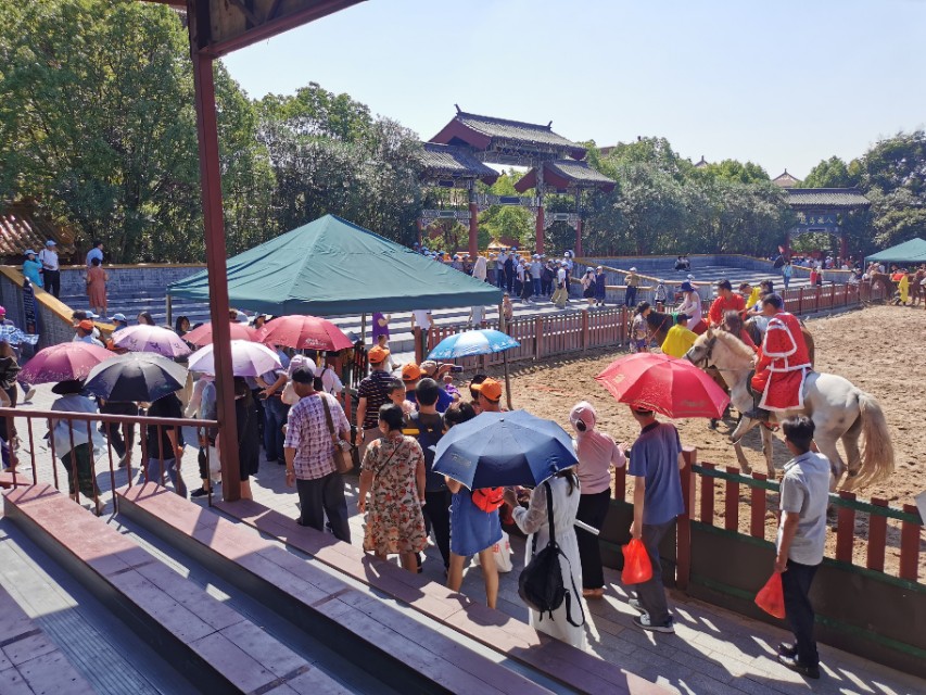 明清宫苑离广州街香港街多远,横店明清宫和广州街