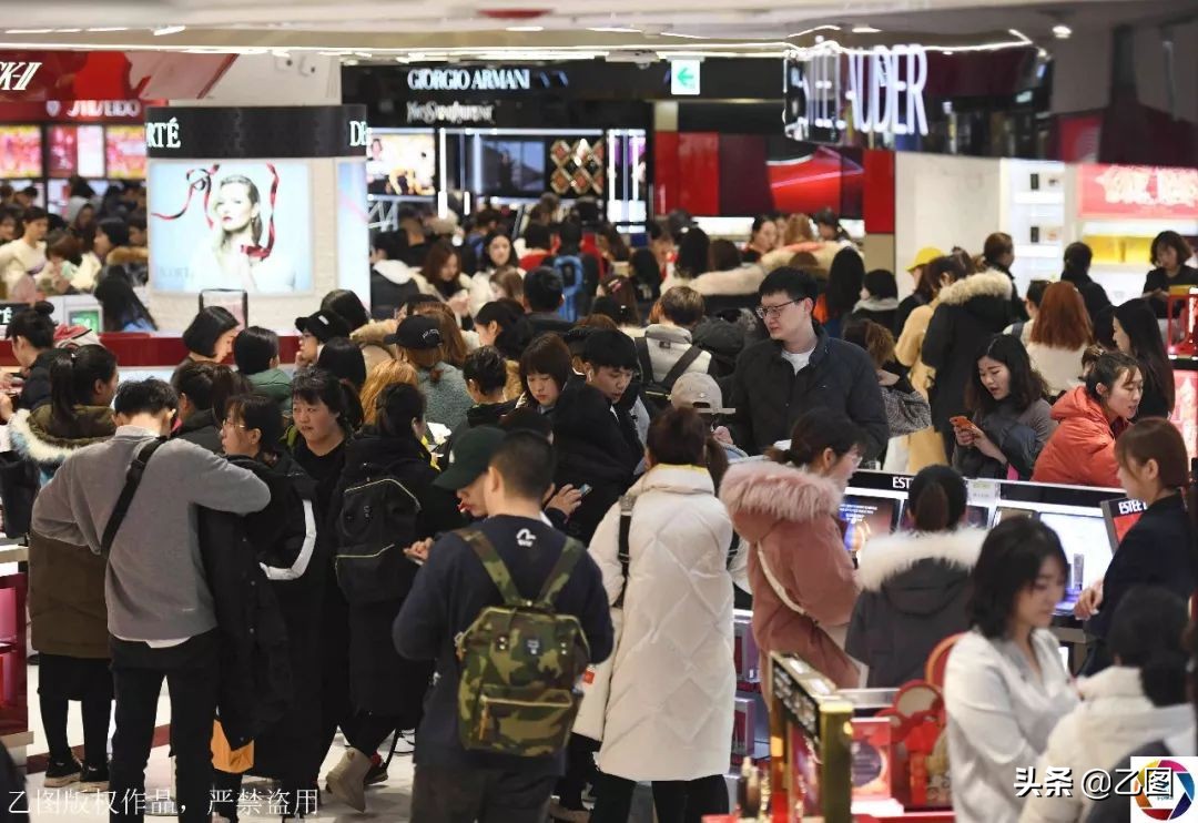 中国游客挤爆韩国免税店,中国游客时隔9月再现韩国免税店
