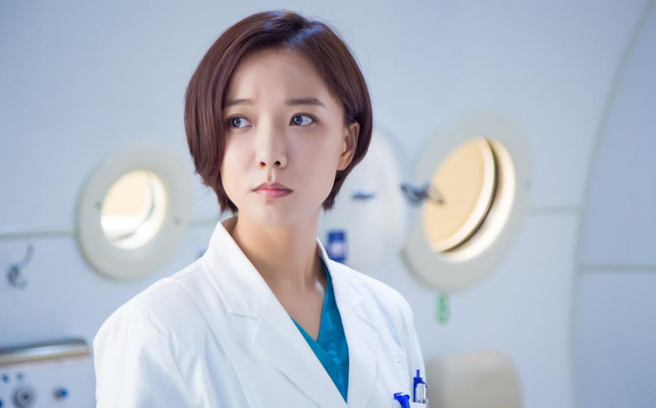 片酬500万，却欠30万成被执行人，王珞丹这几年到底经历了什么？