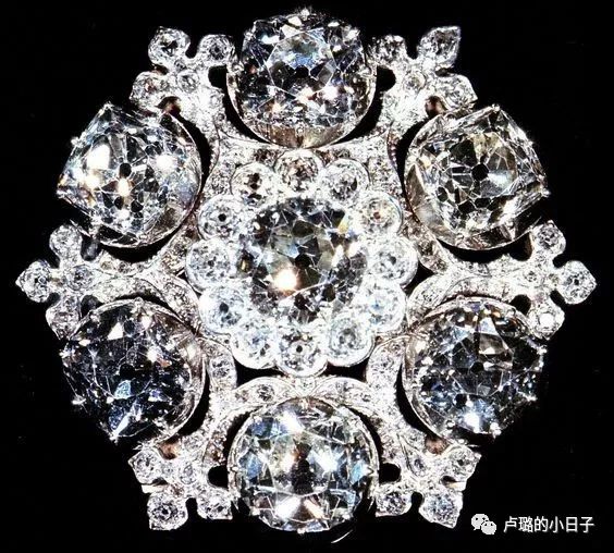 英国女王胸针高档轻奢,女王最贵胸针排行榜