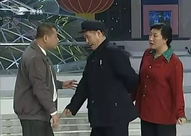 一个看似清清白白的大学教授，实则抛妻弃子、吃软饭、自私虚伪，范伟把这个中年油腻男演活了