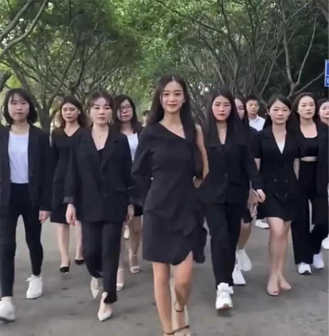 工厂上班组装苹果手机,电子厂组装iphone