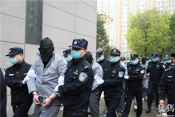 男子被拉进群钱被骗,把你拉进股票群后的三种骗局曝光