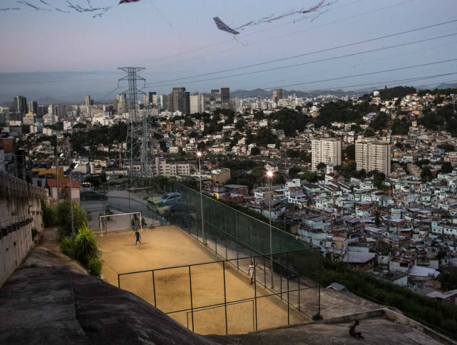 高海拔球场，漂浮球场，你知道世界上的奇葩球场都是什么样的吗？