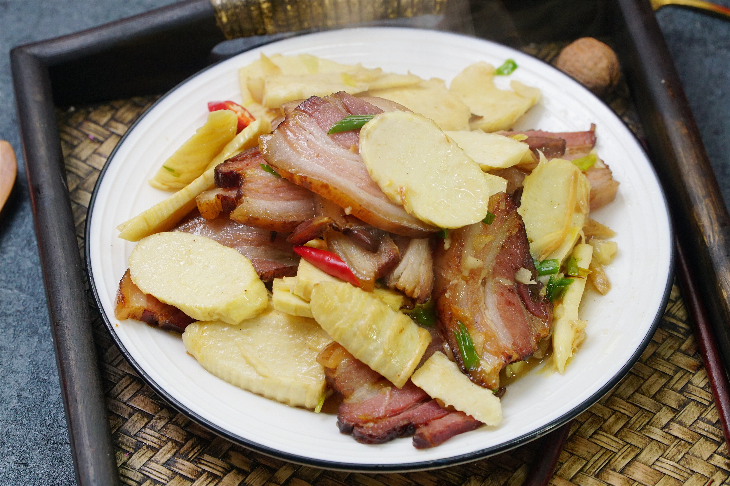 腊肉怎么炒能放时间长,炒腊肉放油不