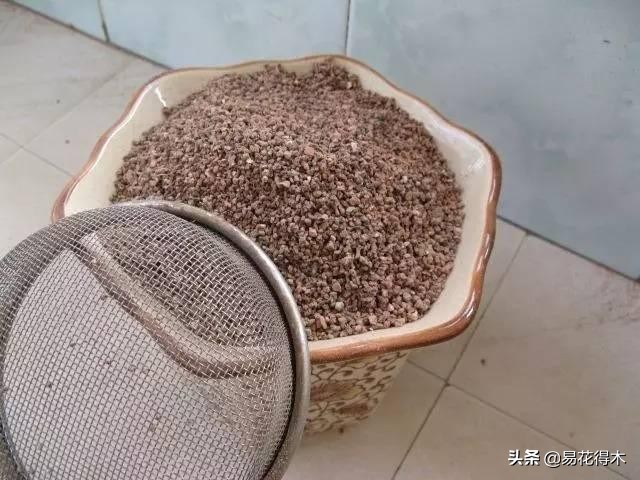 养花煤渣直接掺到土里吗,蜂窝煤渣养花好处多