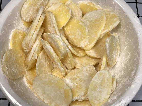 怎样做土豆片又酥又脆又好吃,土豆片怎么做才好吃又简单
