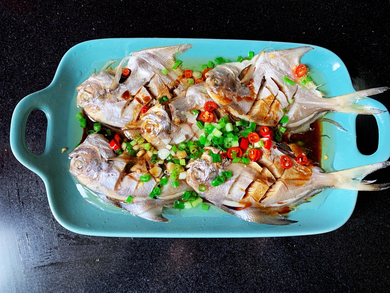清蒸鲳鱼的做法最正宗的做法,清蒸鲳鱼是用鲜鲳鱼还是冻鲳鱼
