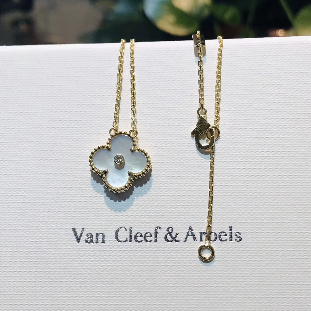 预算2000左右，适合送情侣的那些珠宝首饰，钻石珍珠都有好看不贵