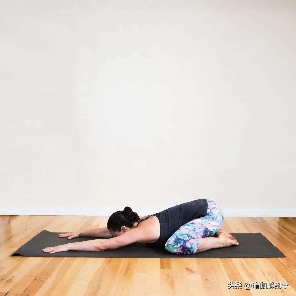 快速排出胀气瑜伽动作,改善小肚子突出瑜伽动作