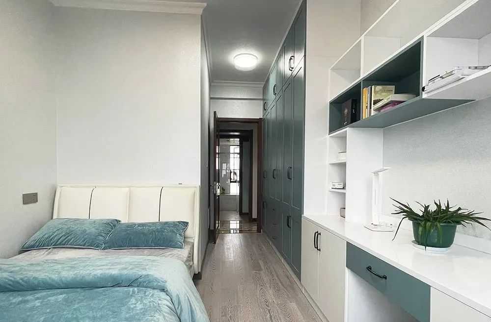 阳台改成小卧室凸出来的,阳台改成衣帽间和办公区