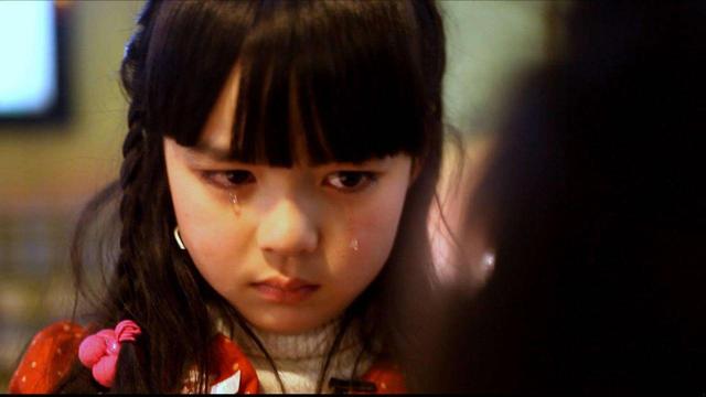 宝宝总爱咬人摔东西是缺什么,孩子喜欢摔东西该怎么正确引导