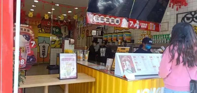 疫情期间的奶茶店现状,疫情奶茶店亏本怎么办呢