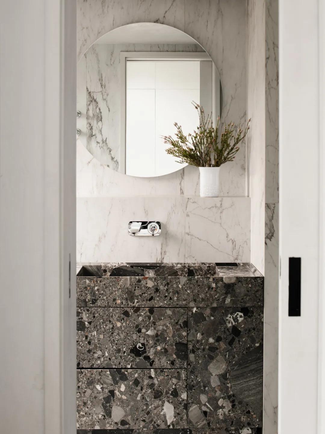 她从欧洲背回月球灯，“明明如月，何时可掇”，把家变成了艺术馆