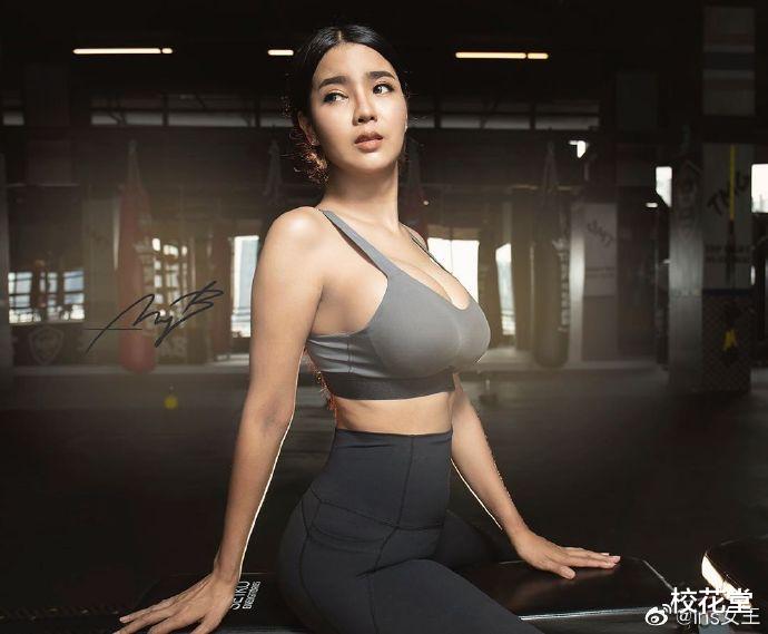 电梯里的妹子通常咋启齿搭讪比力好啊？哈哈