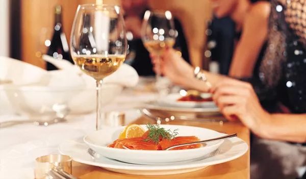 教你基本的西餐礼仪,西餐礼仪视频教程示范入场