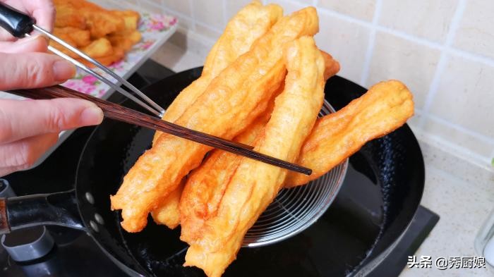 炸油条怎么加入泡打粉,炸油条放鸡蛋好还是不放鸡蛋好