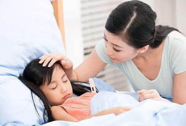 孩子死亡后家长的反应,小孩儿吐血痛哭