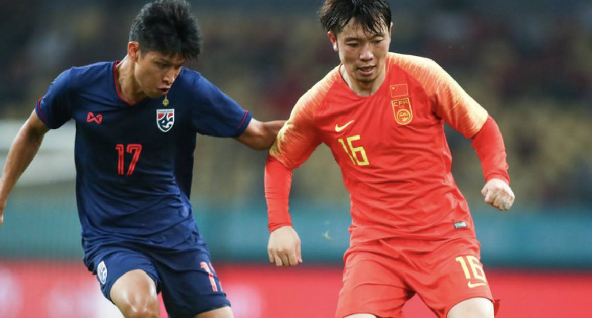 外国媒体报道中国男足输给越南,中国男足惨败越南现场暴怒