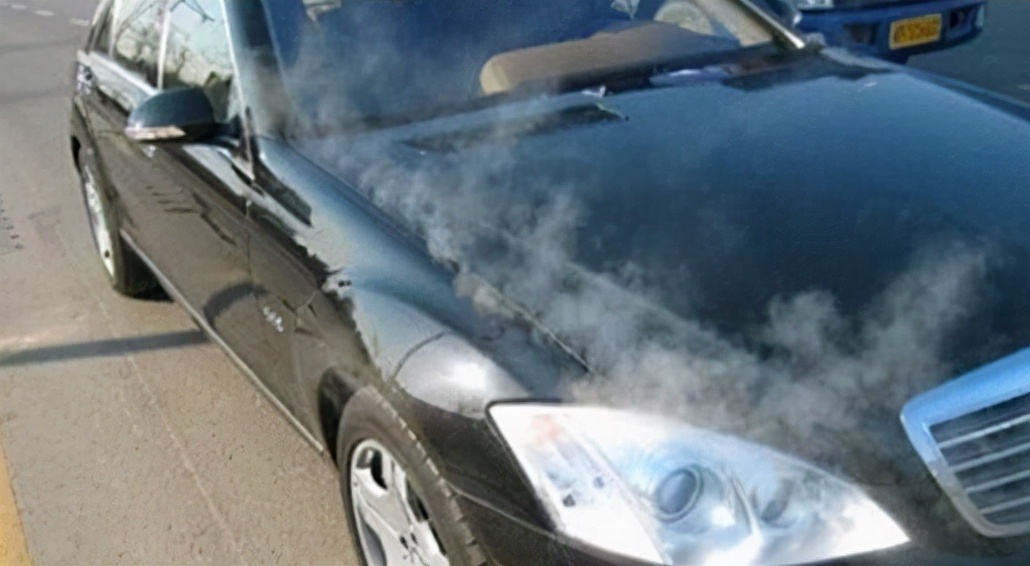 汽车涉水后引擎盖一直冒白烟，这是怎么回事？