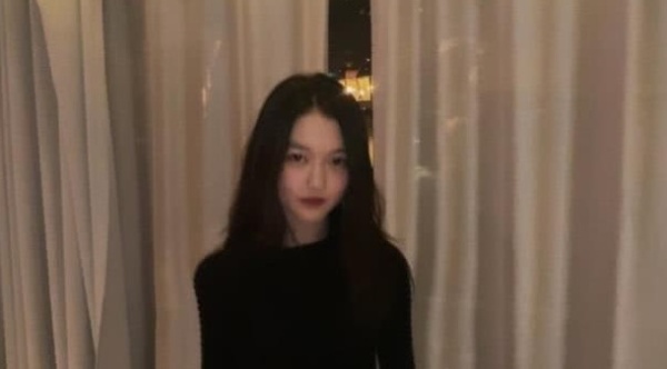 15岁李嫣穿深v大秀锁骨,李嫣穿裙子照片