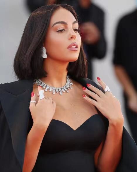 c罗未婚妻晒美照真敢露,c罗未婚妻乔治娜写真