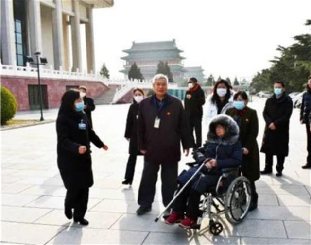 2018年，刘思齐儿子，女儿纪念主席诞辰125周年，表情严肃凝重