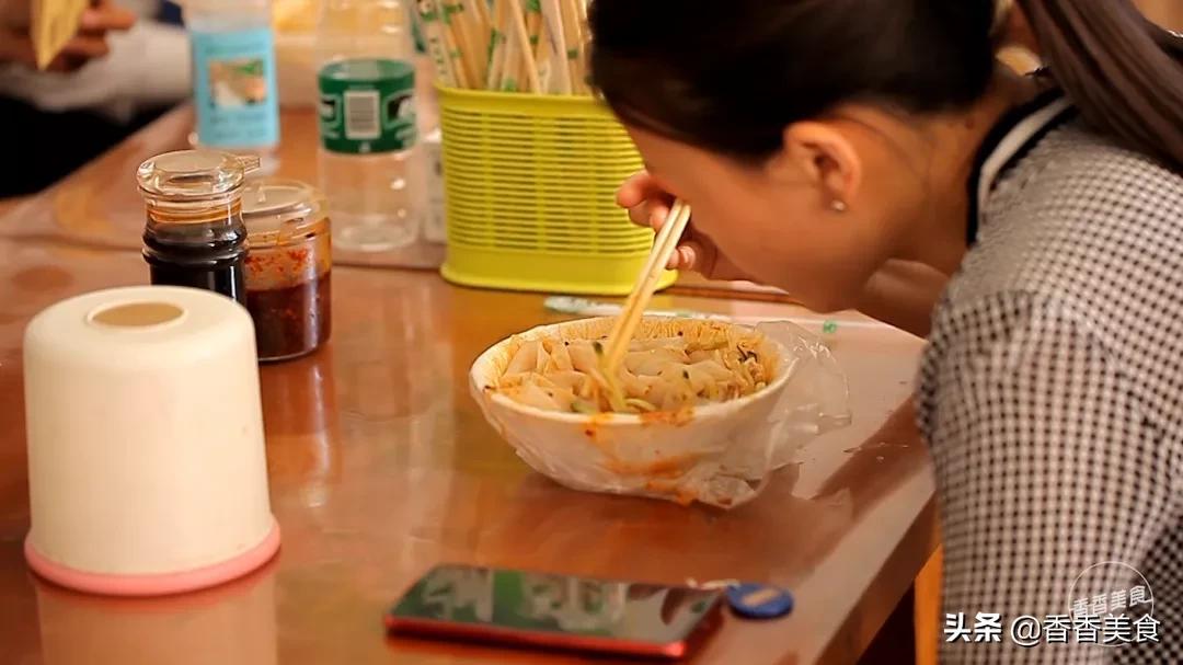 网传一天卖1000碗的米皮店，我们忍不住好奇心测了测