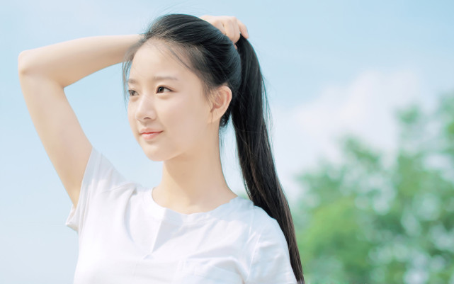 初中女同学和舅舅结婚了，我不想叫她舅妈怎么办？