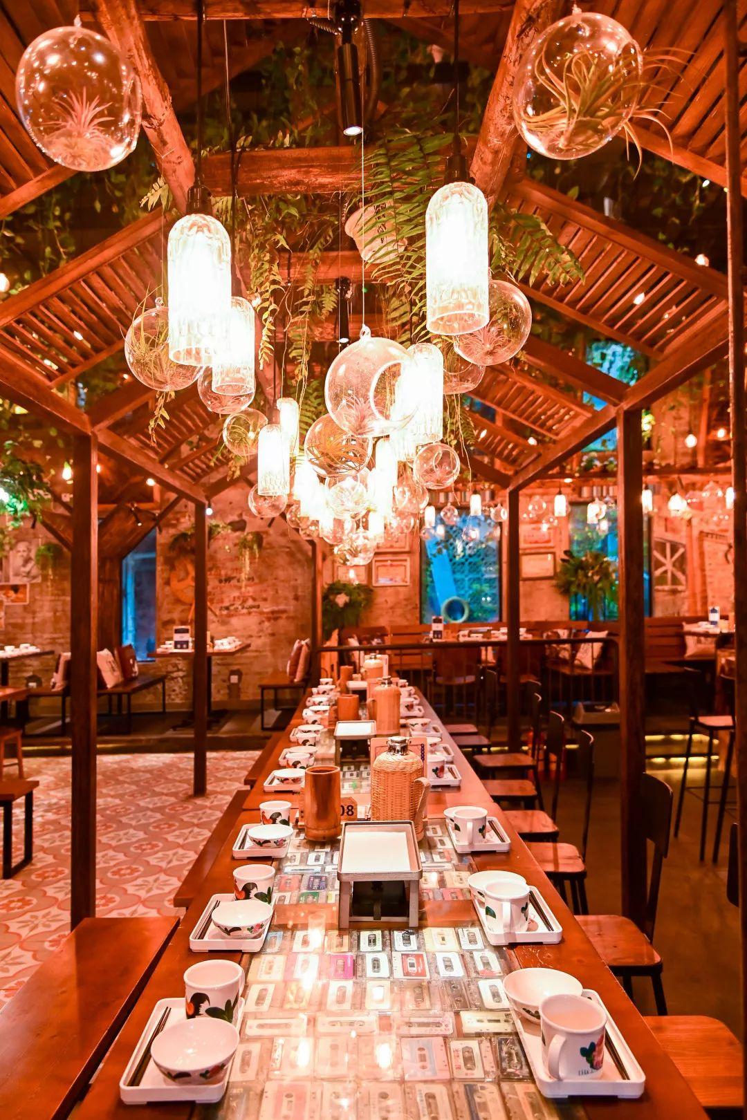 人气爆红的烧烤场，藏在了650㎡的校园课室里